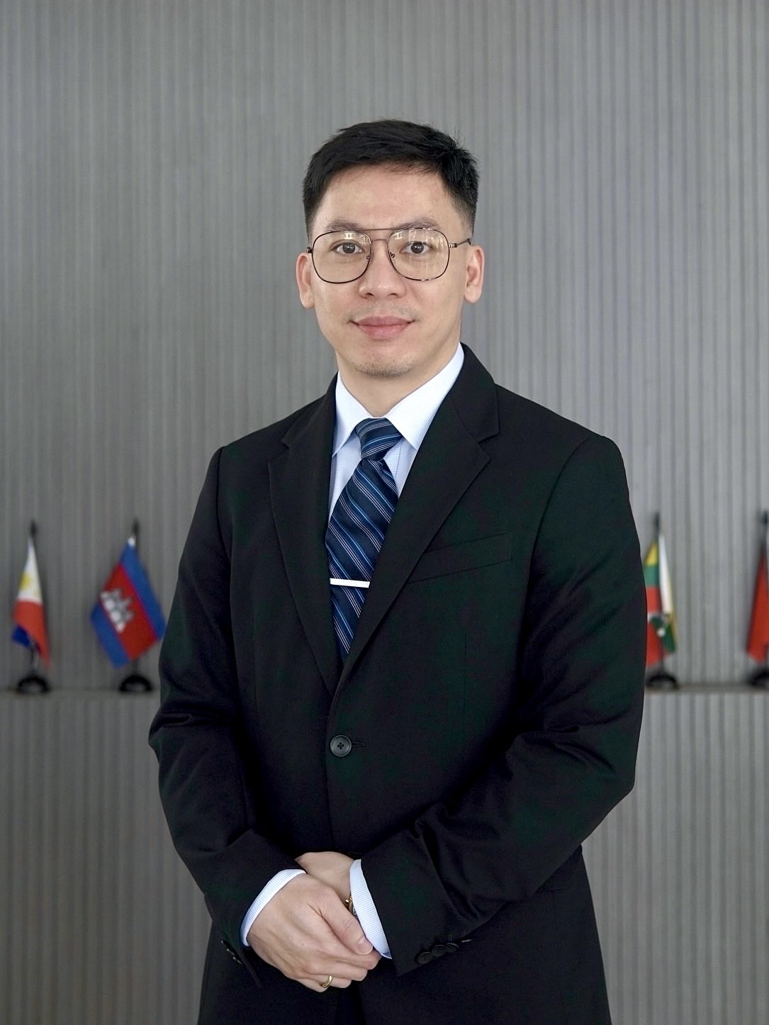 Dr. Lawren Julio Rumokoy