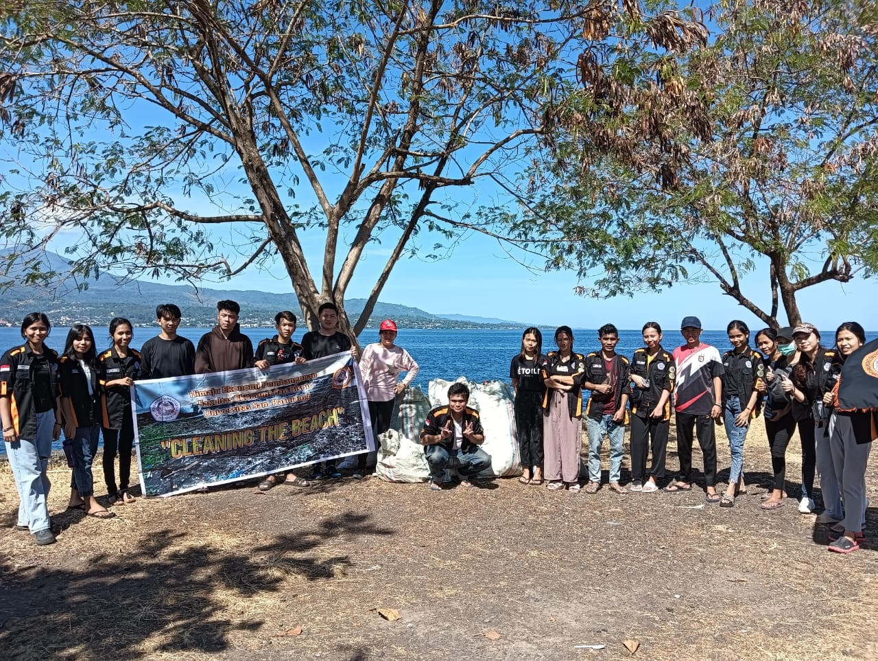 Cleaning The Beach Himpunan Mahasiswa Jurusan Ekonomi Pembangunan